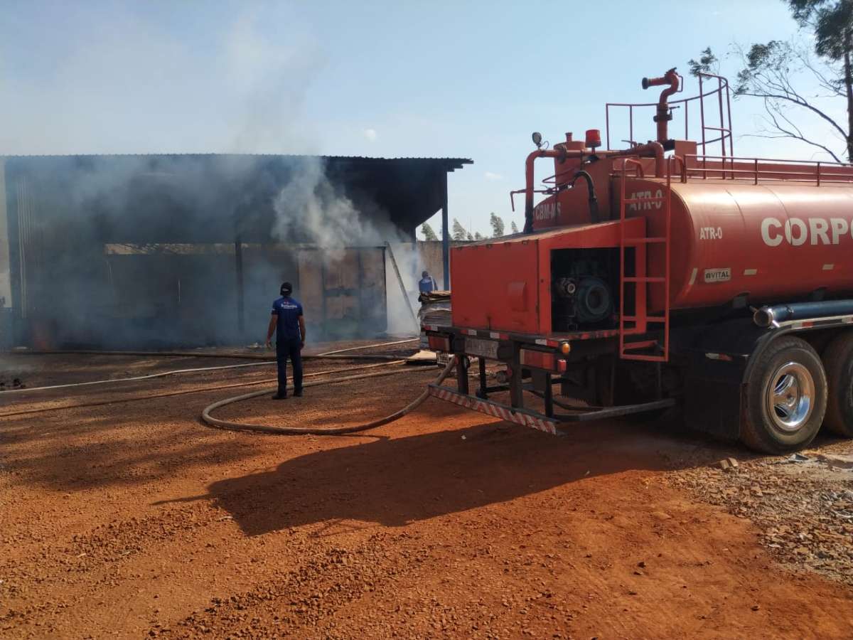 Depósito pega fogo e bombeiros utilizam 3 mil litros de água no combate -  Oeste Mais