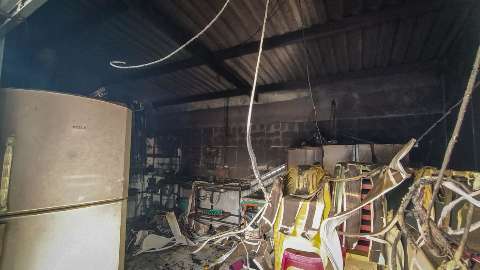 Proprietário chega para trabalhar e encontra restaurante destruído pelo fogo