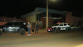 Homem &eacute; encontrado morto em cal&ccedil;ada com tiro na cabe&ccedil;a