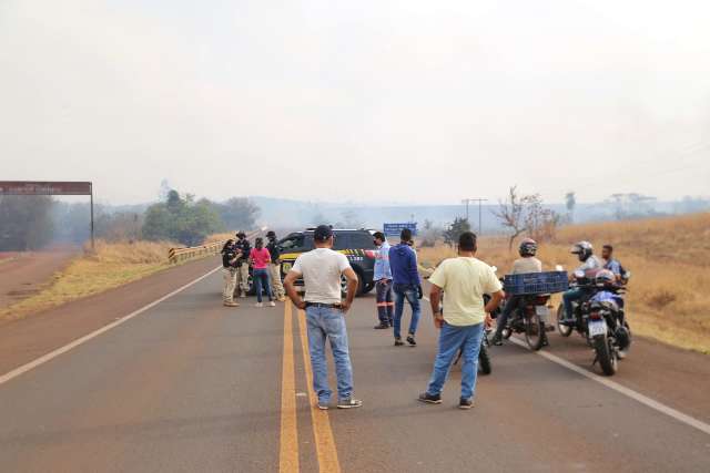 Ap&oacute;s mais de 1 hora, PRF libera rodovia tomada por fuma&ccedil;a de inc&ecirc;ndio