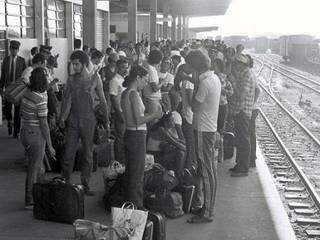 Na estação, tinha passageiros de todas as classes, do mais rico ao mais pobre; todos na mesma locomotiva. (Foto: Roberto Higa)