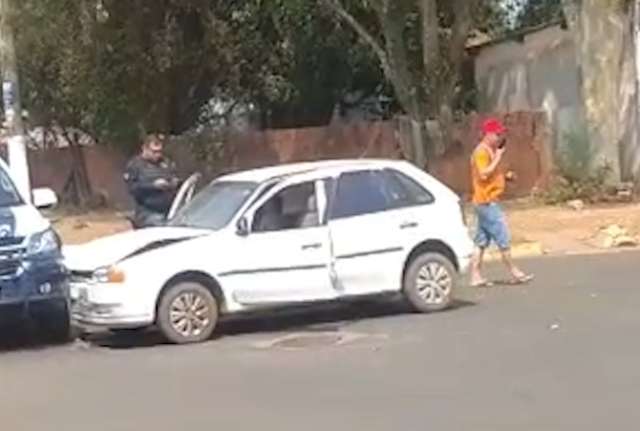 Embriagado, motorista bate em viatura e desce do carro bebendo 