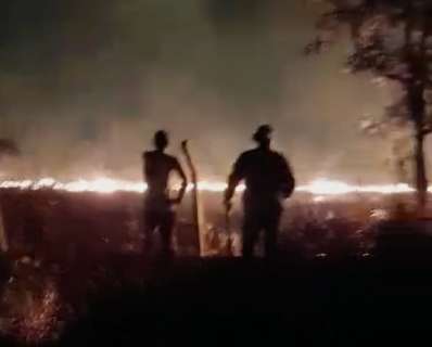 Moradores fazem força-tarefa para controlar incêndio na Chácara dos Poderes