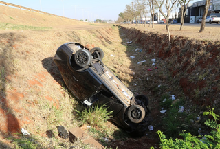 Motorista foge, ap&oacute;s carro que dirigia capotar e cair em vala 