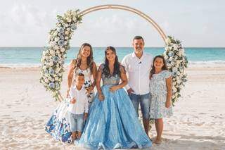 Nayara de vestido azul ao lado da mãe Aline, o pai Evanderson, o irmão Arthur e a irmã Geovana. (Foto: @jorgefotocancun)