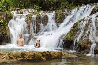 Na Estância Mimosa, banhos de cachoeiras e piscinas naturais de águas cristalinas (Foto: Grupo Rio da Prata/Reprodução)