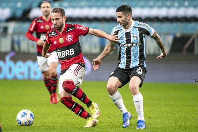 Com um a menos, Flamengo massacra Gr&ecirc;mio fora de casa