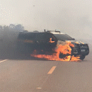 Viatura da PRF pega fogo no meio de rodovia e fumaça "cega" motoristas