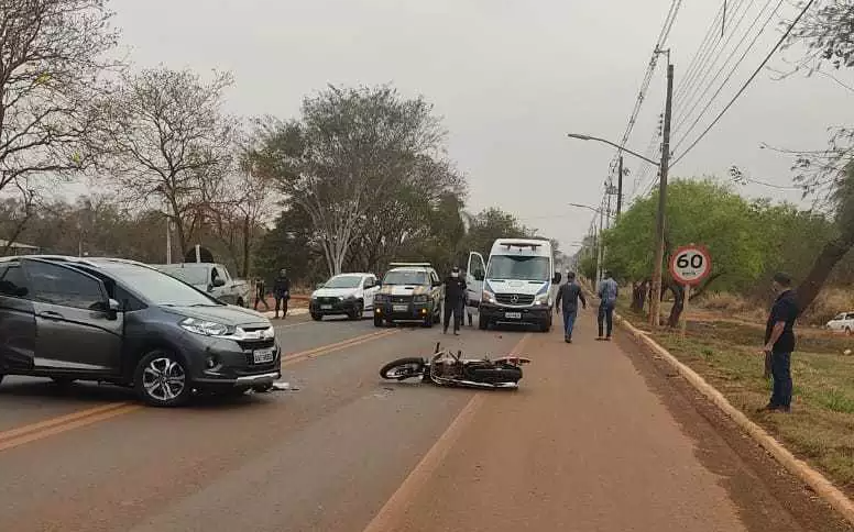 Colisão entre carro e moto resultou na morte de motociclista, de 34 anos (Foto: Rio Brilhante Em Tempo Real)