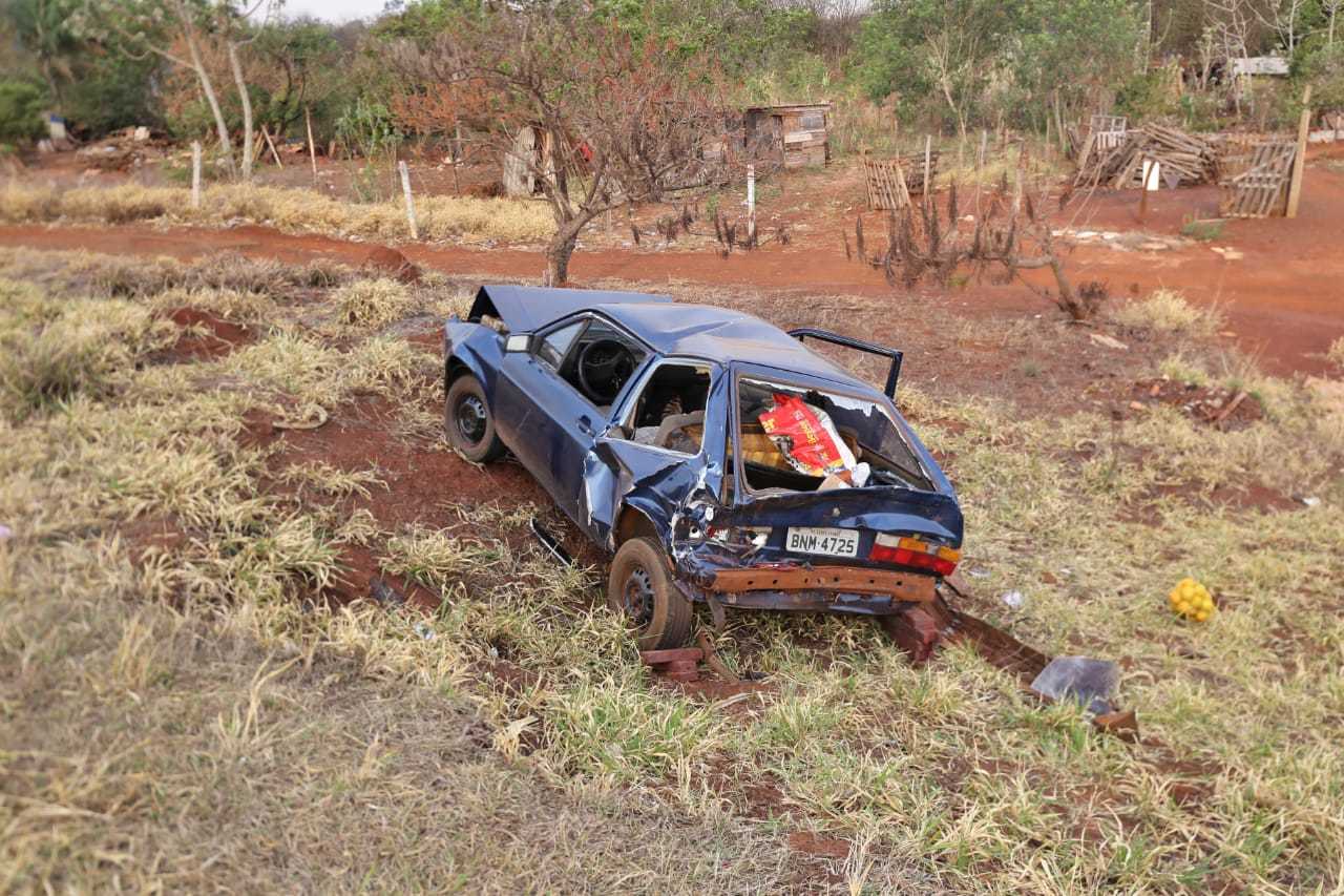 Carro Cai Em Barranco E Ficam Feridos Em Rea Tomada Por Fuma A