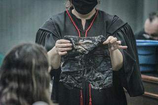 Roupa usada por Miguel quando foi assassinado. (Foto: Marcos Maluf)