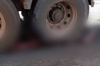 Ciclista foi arrastado por carreta e corpo ficou embaixo dos pneus. (Foto: Idest)