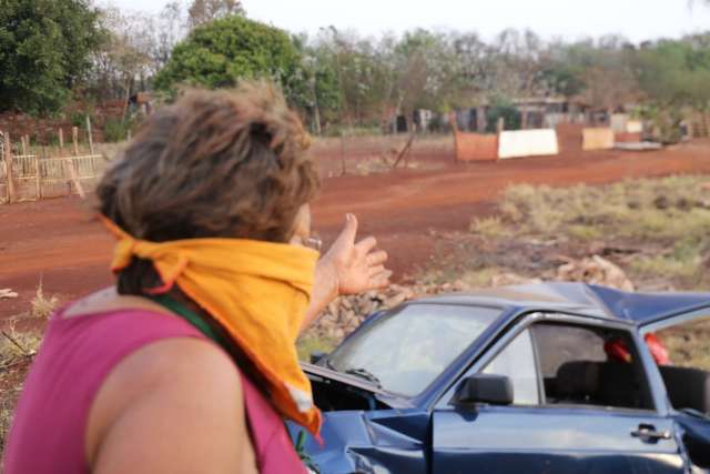 Carro cai em barranco e 3 ficam feridos em &aacute;rea tomada por fuma&ccedil;a