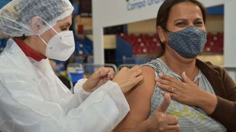 Vacinação contra covid abre repescagem para adultos e adolescentes na Capital