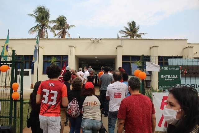 Estudantes e professores voltam a protestar contra interven&ccedil;&atilde;o na UFGD