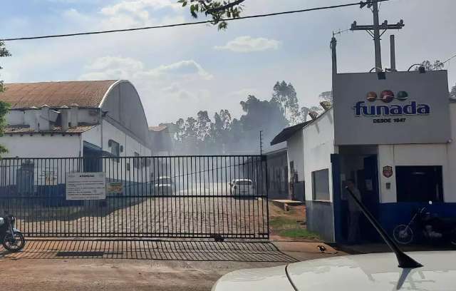 Inc&ecirc;ndio atinge dep&oacute;sito de embalagens da Funada em Indubrasil