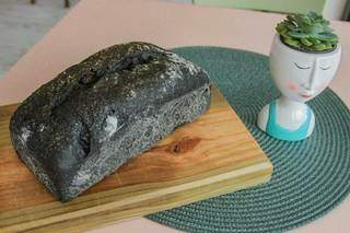 Pão feito com carvão ativado é destaque da padaria. (Foto: Marcos Maluf)