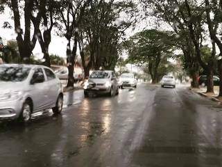 Também choveu em Dourados, onde leitor registrou rua molhada nesta quinta-feira. (Foto: Direto das Ruas)