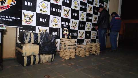 Pol&iacute;cia fecha boca de fumo que funcionava em frente de escola