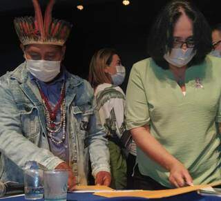 Damares recebe reivindicações de representante da comunidade indígena. (Foto: Dourados Informa)