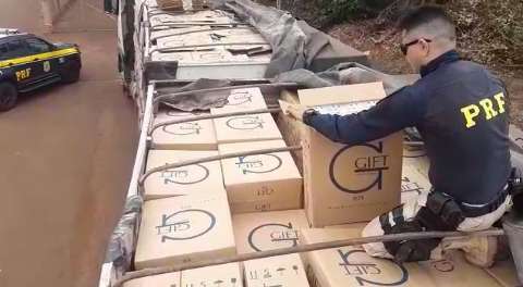 Dois s&atilde;o presos com carga de cigarros contrabandeados escondidos sob adubo