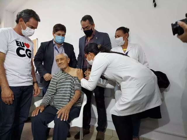 Capital aplica dose 2 e 3 em 26 locais nesta sexta-feira