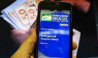 Beneficiário com aplicativo de celular criado para acompanhar programa federal (Foto: Agência Brasil)