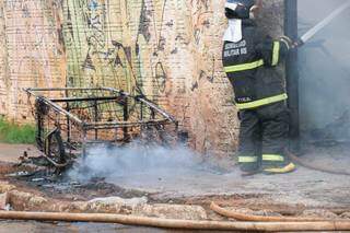 Fogo começou em carrinho de morador de rua, segundo moradores. (Foto: Henrique Kawaminami)