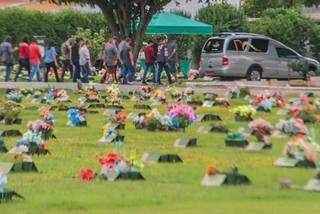 Seputamento no Cemitério Memorial Park em Campo Grande. (Foto: Marcos Maluf/Arquivo)