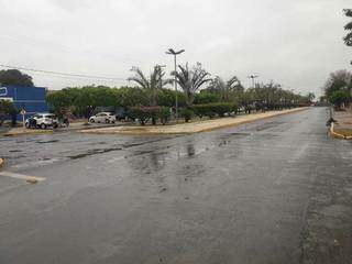 Rua Thomaz Larangeiras, no Centro de Porto Murtinho, que amanhece com chuva hoje. (Foto: Direto das Ruas)