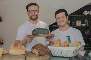 Luís e Joaquim mostram alguns dos pães vendidos no local. (Foto: Marcos Maluf)