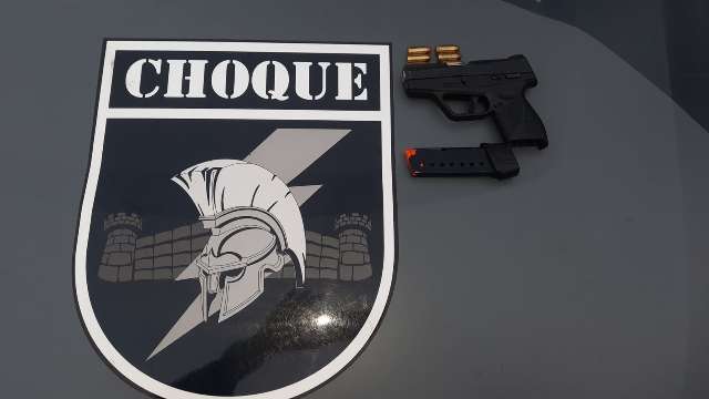 B&ecirc;bado com pistola carregada na cintura &eacute; preso na Capital