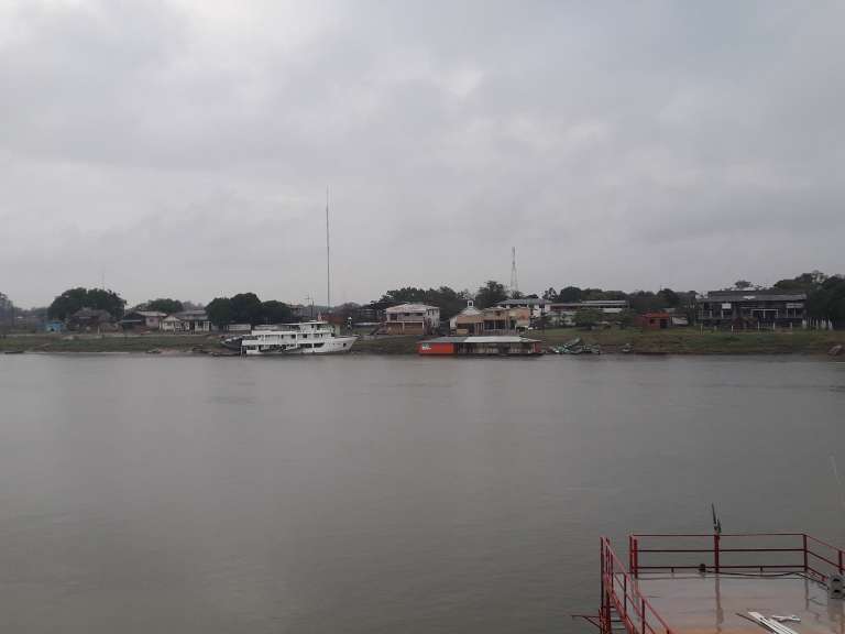 Embarcações paradas no Rio Paraguai, em Porto Murtinho, que registrou chuva hoje (Foto: Direto das Ruas)