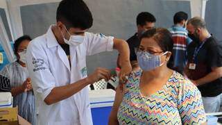 Mulher toma vacina contra covid em ação itinerante na Capital. (Foto: PMCG)