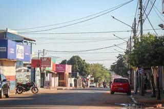 Rua comercial no Parque do Lageado, em Campo Grande. (Foto: Henrique Kawaminami)