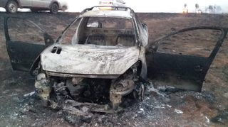 Picape foi destruída pelo fogo. (Foto: Jornal da Nova) 