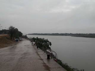 Rio Paraguai, em Porto Murtinho, poderá subir alguns níveis por conta da chuvarada de hoje. (Foto: Direto das Ruas)