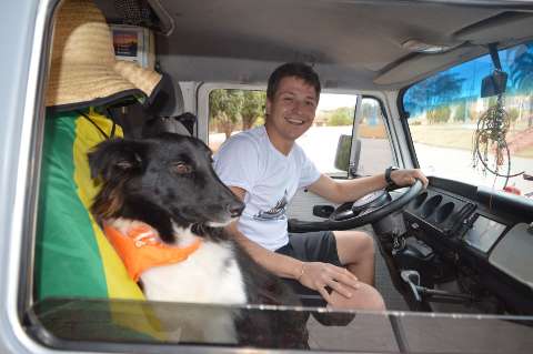 Bruno viaja de Kombi pelo Brasil e faz sucesso com cãozinho Barão