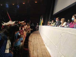 Damares Alves grava apresentação de indígenas durante audiência pública. (Foto: Dourados Informa)