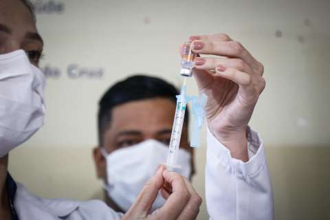 Vacinação contra covid para 2ª e 3ª doses tem início ao meio-dia na Capital