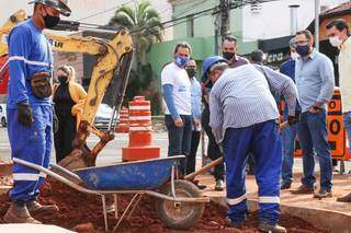 Prefeito Marquinhos Trad em vistoria de obras do Reviva Centro. (Foto: Henrique Kawaminami)