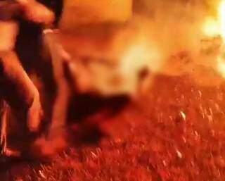 Frame do vídeo em que mostra Carlos sendo arrastado em chamas, na tentativa de salvá-lo. (Foto: Reprodução)