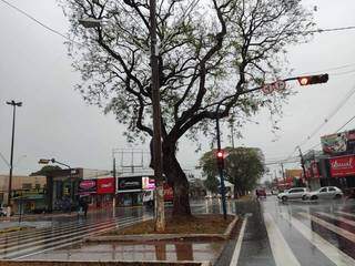 Avenida Hayel Bon Faker, em Dourados, na tarde desta sexta-feira durante a chuva na cidade. (Foto: Helio de Freitas)