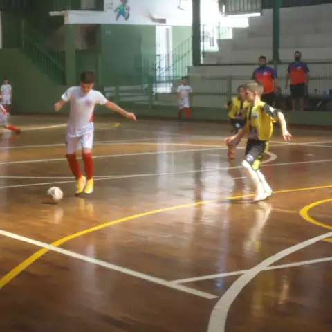 Tr&ecirc;s partidas movimentam rodada da Copa Pelezinho no s&aacute;bado