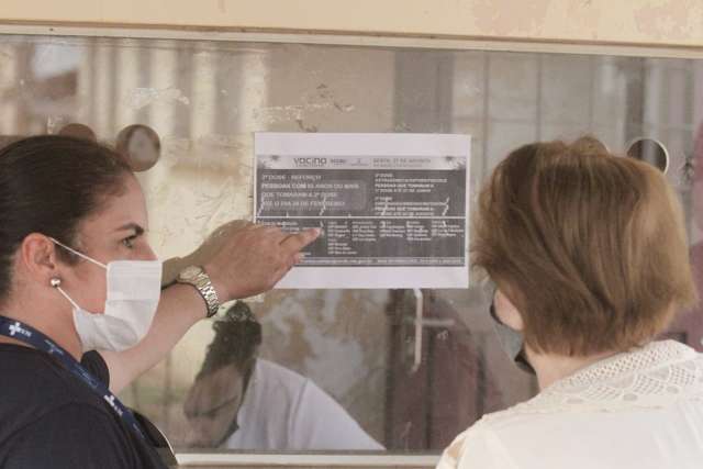 Falta de aten&ccedil;&atilde;o ao calend&aacute;rio obriga idosos a voltarem para casa sem 3&ordf; dose