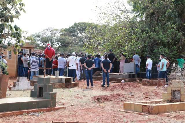  Sem direito a vel&oacute;rio, corpo de pastor &eacute; sepultado com pedidos de respostas 