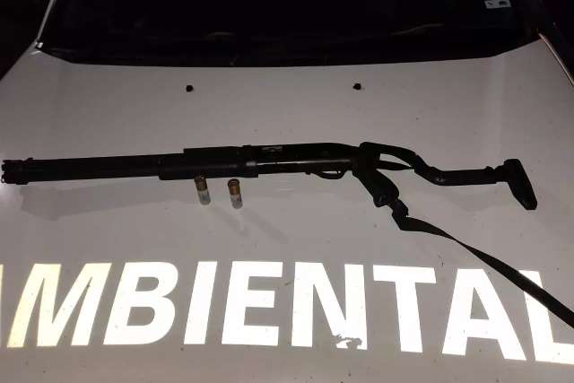 Homem &eacute; preso com arma turca em ca&ccedil;ada ilegal