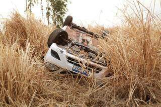 Carro parou em matagal às margens da rodovia. (Foto: Kísie Ainoã)