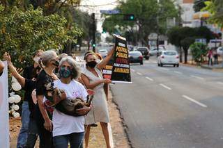 Ativistas em protesto com banners e cachorros na Avenida Afonso Pena. (Foto: Paulo Francis)