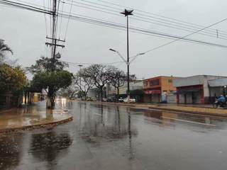 Chuva desta manhã na Avenida Hayel Bon Faker, região sul de Dourados. (Foto: Helio de Freitas)